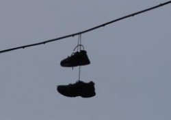 El misterio de las botas colgantes