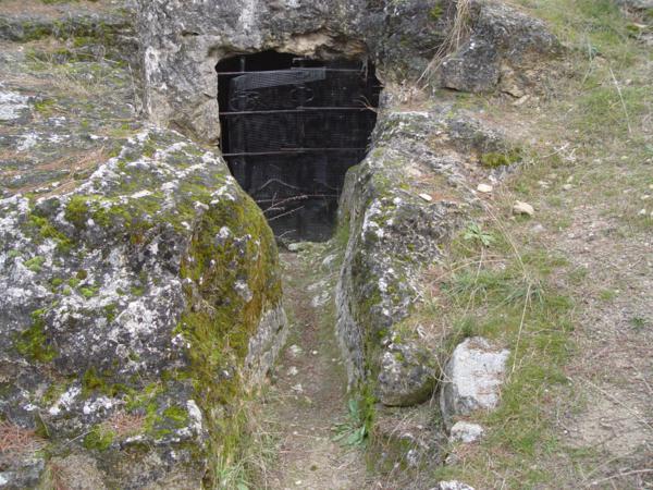 Corredor de acceso a cámaras sepulcrales en cementerio Judío de Segovia (2)_600x450