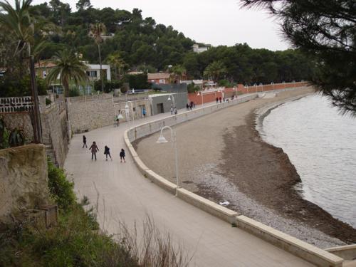 Paseo marítimo de la playa Marineta Casiana (Denia) desde el Cementerio Inglés_500x375