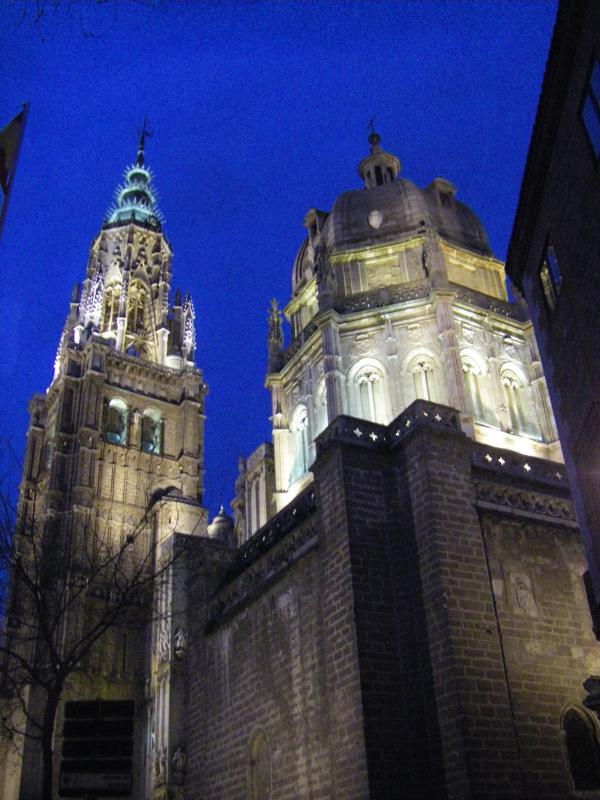 Visión nocturna del Campanario de la Catedral de Toledo_600x800