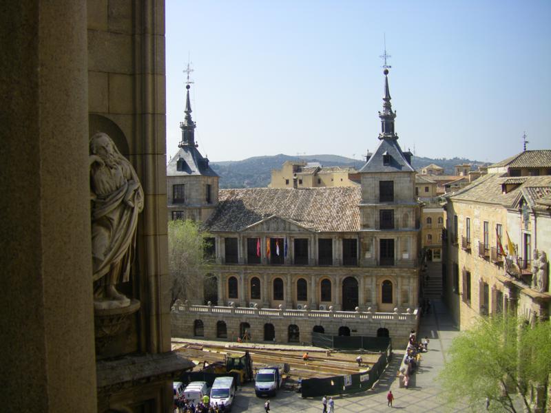 Vistas de la Plaza del Ayuntamientodesde  baldonada sobre el pórtico de las Palmas (Catedral de Toledo)