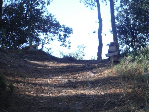 Montículo de piedras señalando el fin de la cuesta en un camino en la Sierra Espadan (Castellón)_600x450