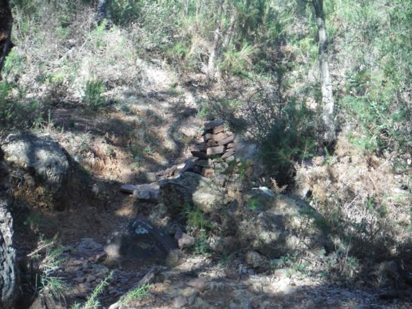Montículo de piedras señalando en Camino en la Sierra Espadan (Castellón)_600x450