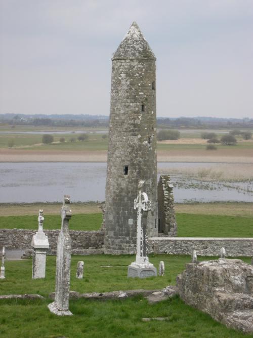 Campanario del Templo de Finghin, Monasterio de Clonmacnoise (Irlanda)_500x667