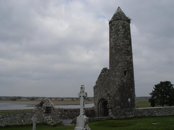 Templo de Finghin y campanario aledaño, Monasterio de Clonmacnoise (Irlanda)_600x450
