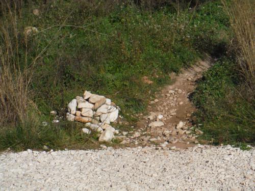 Montículo de piedra que señala la senda a seguir_500x375