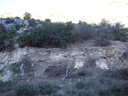 Restos de bancales aterrazados con ribazos de piedra en los aledaños del río Girona_500x375