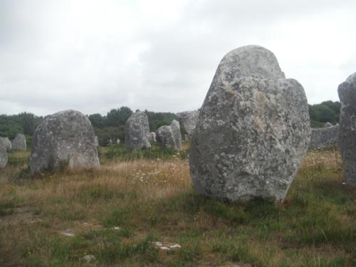 Descripción de los Alineamientos megalíticos de Carnac en la Bretaña Francesa‏